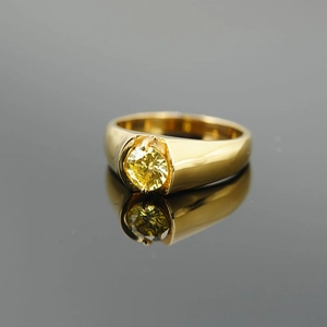 Bague polie en acier titane doré ornée d'une pierre précieuse jaune de taille ronde