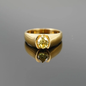 Bague classique en acier titane avec pierre jaune ronde et finition polie miroir
