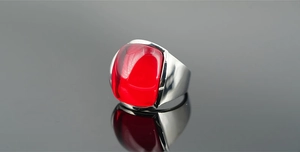 Macro di anello da uomo in acciaio al titanio con grande pietra rossa quadrata
