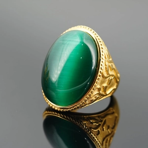 Vintage-Ring in Goldoptik mit ovalem grünen Katzenaugen-Edelstein und Gravuren