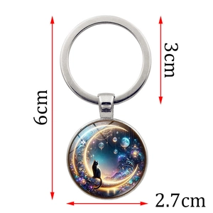 Portachiavi argentato con gatto nero sulla luna in un ciondolo a cabochon di vetro lucido