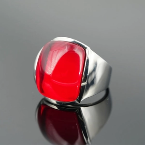 Anello classico in acciaio inossidabile con una grande pietra rossa quadrata lucida