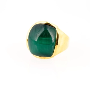 Anello classico in acciaio al titanio dorato con gemma verde quadrata ed effetto occhio di gatto