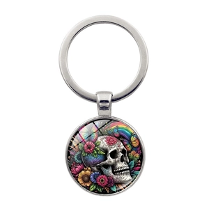 Detaillierte Nahaufnahme von Zucker-Totenkopf Glasanhänger mit floralem Design am Schlüsselring