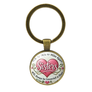 Porte-clés vintage bronze pour sœurs avec cœur rose et citation sur fond blanc immaculé
