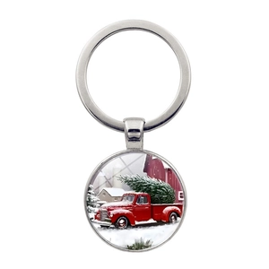 Porte-clés de Noël avec camion rouge vintage et sapin dans un pendentif rond