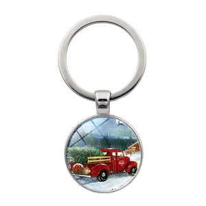 Détail d'un porte-clés de Noël avec camion rouge et pendentif en verre rond