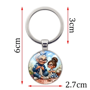 Schlüsselanhänger aus poliertem Metall mit Oma-Enkelin-Illustration unter Glaskuppel