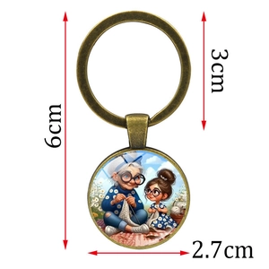 Vintage-Bronze-Schlüsselanhänger mit Illustration von strickender Oma und Enkelin