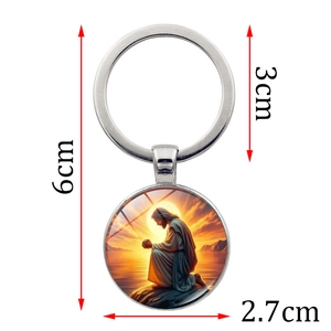 Porte-clés religieux avec pendentif rond représentant Jésus priant au bord de mer