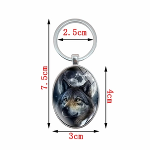 Portachiavi con ciondolo ovale lupo e luna in metallo con dimensioni totali di 7,5 cm