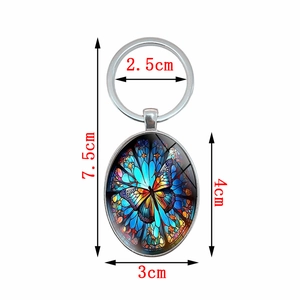 Bunter Schmetterling Schlüsselanhänger mit ovalem Metallanhänger und Maßangaben