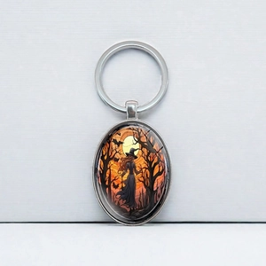 Portachiavi pendente ovale con strega di Halloween con anello in argento e foresta fantasy