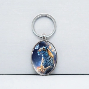 Porte-clés tigre et papillon avec pendentif ciel étoilé sur surface métallique