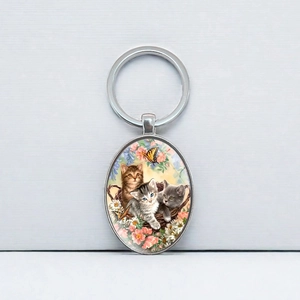 Portachiavi ovale in argento con illustrazione di gatti, fiori e farfalla colorata