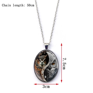 Vue détaillée du pendentif hibou dimensions 3x7,5cm avec chaîne à maillons 50cm