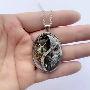 Collier hibou rétro avec design yin yang mystique sur un pendentif ovale en verre