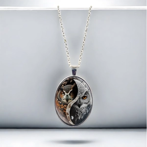 Collier avec pendentif hibou artistique au design yin yang et cadre ovale argenté