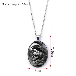 Détail du pendentif crâne de corbeau avec dimensions de la chaîne de 50cm et taille