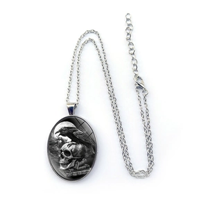Collier gothique avec pendentif ovale corbeau sur crâne et illustration de livre vintage