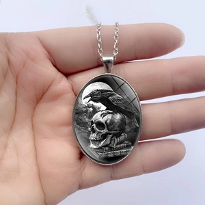 Collier pendentif ovale corbeau sur crâne style gothique pour femme avec chaîne