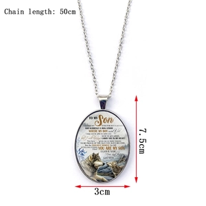 Vue détaillée du pendentif loup avec chaîne de 50cm et dimensions de 7,5cm