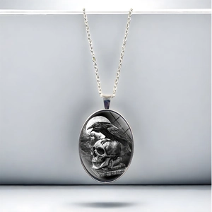 Collier pendentif ovale gothique corbeau et crâne avec lune sur chaîne argentée