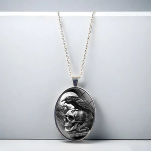 Collier gothique argenté avec pendentif ovale corbeau et crâne devant la lune