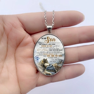 Collier avec pendentif loup ovale en verre et message de maman pour son fils
