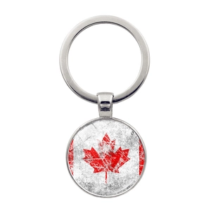 Detalle del llavero bandera de Canadá vintage con motivo de hoja de maple roja en metal