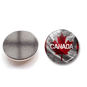 Detalle de imanes de nevera de Canadá con hoja de maple roja sobre fondo de ladrillo