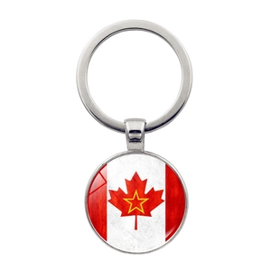 Detalle de llavero con bandera de Canadá y hoja de maple roja en colgante de cristal