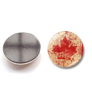 Detalle de imán de nevera bandera Canadá con hoja de arce vintage y parte trasera imán