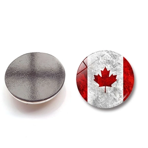 Vista macro de imanes de nevera de cristal bandera de Canadá con respaldo magnético
