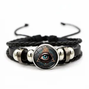 Nahaufnahme der mehrlagigen Lederarmband mit Augenmuster und verstellbare Kordel