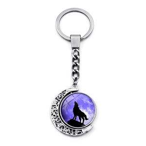 Creative howling wolf keychain featuring a rotating moon pendant in a silver moon crescent