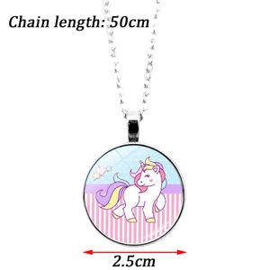 Dettaglio della collana con unicorno argento con pendente da 2,5 cm e catena lunga 50 cm