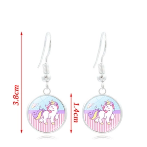 Dettaglio degli orecchini a forma di unicorno con dimensioni di 3.8 cm di lunghezza e 1.4 cm
