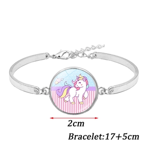 Dettaglio bracciale unicorno con ciondolo in vetro da 2cm e catena da 17+5cm con chiusura