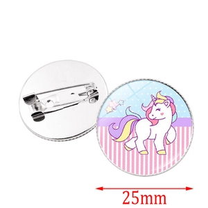 Dettaglio della spilla unicorno 25mm con design frontale e struttura della spilla sul retro