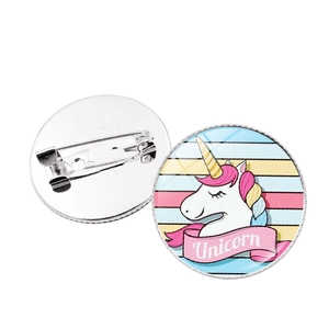 Spilla unicorno carina con strisce colorate e chiusura con spilla di sicurezza sul retro