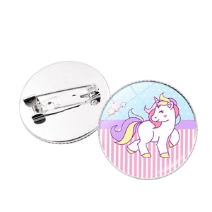 Spille carine con unicorno arcobaleno e base in metallo argentato lucido per vestiti
