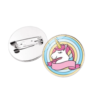 Vista dettagliata fronte e retro di una spilla unicorno con arcobaleno e chiusura a spillo