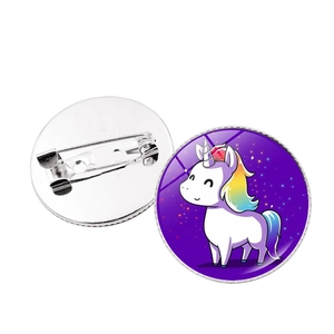 Dettaglio di una spilla in latta con unicorno carino che mostra il fronte e la spilla di sicurezza