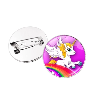 Dettaglio della spilla circolare con unicorno che mostra il fronte colorato e il retro in metallo