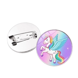 Vista dettagliata fronte e retro di una spilla tonda con unicorno e perno in metallo