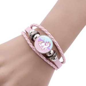 Bracelet licorne rose multicouche en cuir tressé avec perles et cabochon en verre brillant