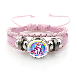 Détail du bracelet en cuir tressé rose avec breloque en verre licorne et arc-en-ciel