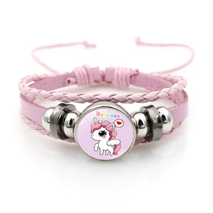 Détail du bracelet multicouche en cuir rose avec dôme en verre licorne et perles argent