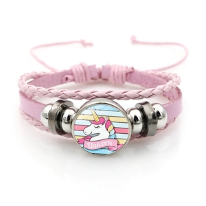 Détail du bracelet multicouche en cuir rose avec dôme en verre licorne et perles en métal
